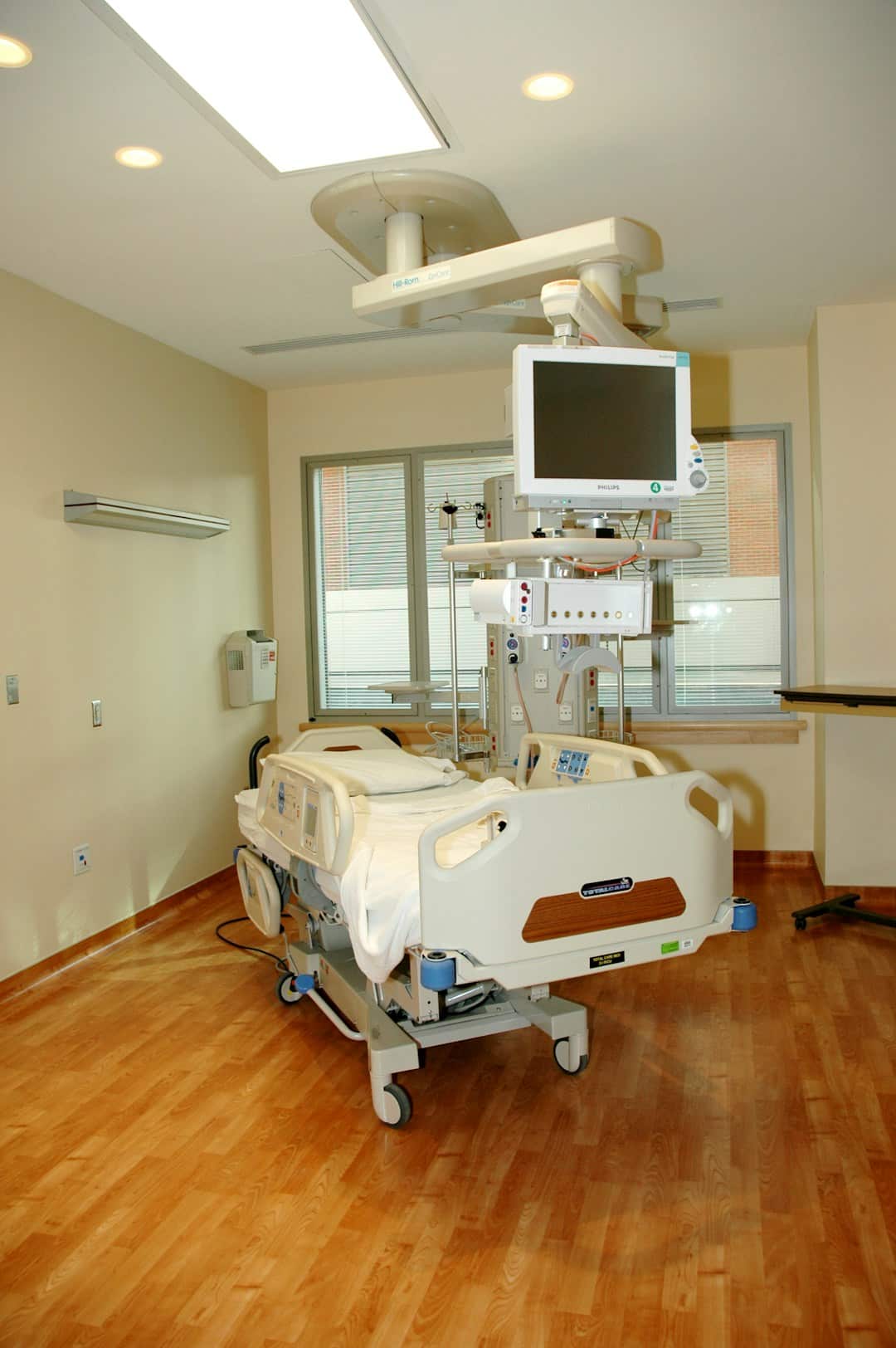 Recepção de consultório médico organizando agenda entre convênio e particular