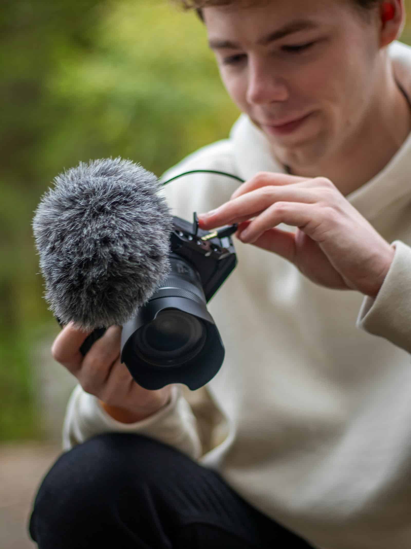 Homem gravando vídeo com microfone para produção de conteúdo longo