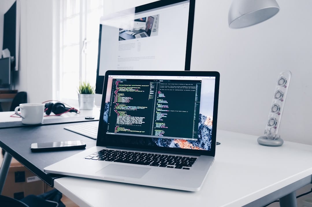 Tela de laptop com estrutura de código de site profissional em escritório moderno