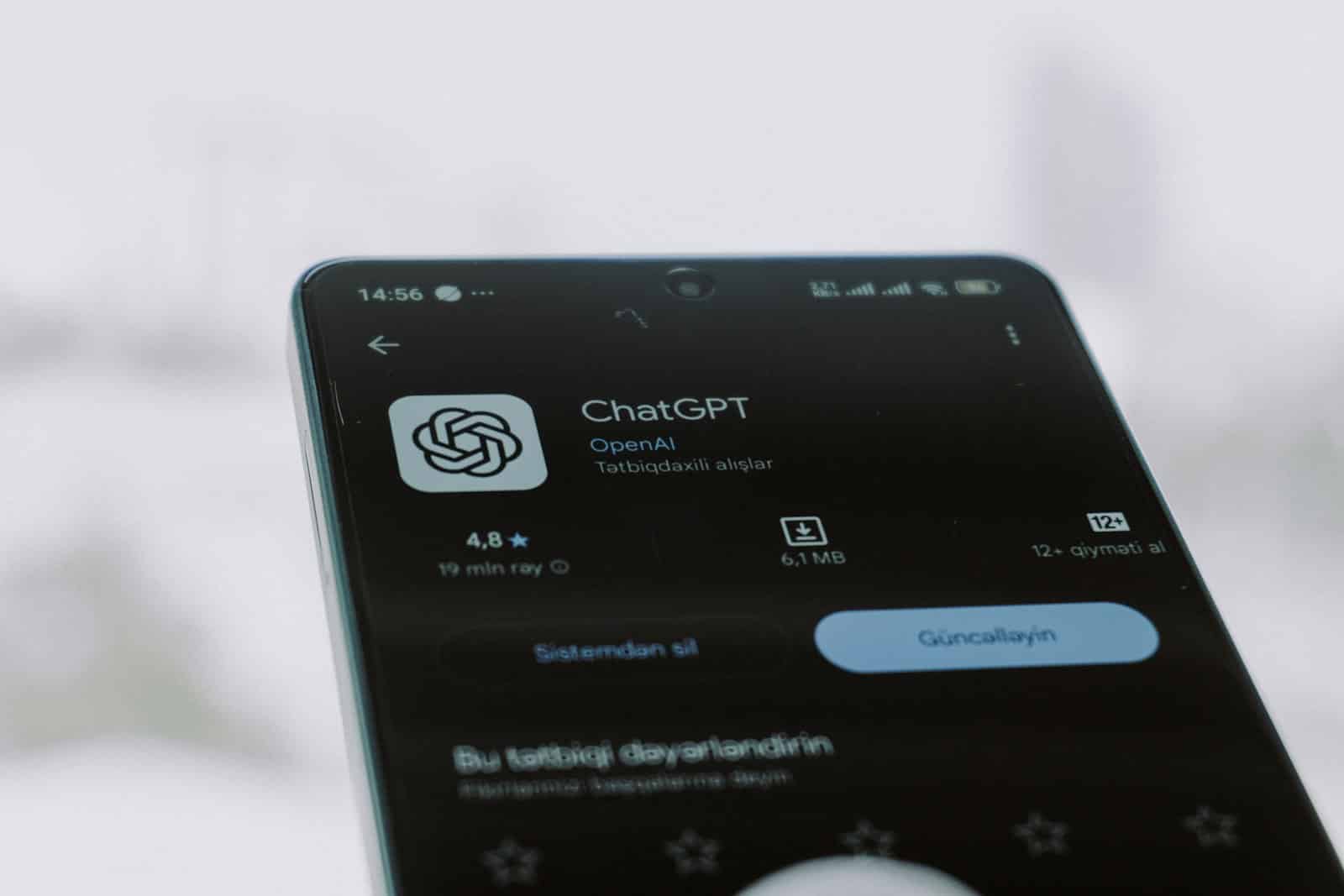 Aplicativo de inteligência artificial generativa aberto em smartphone