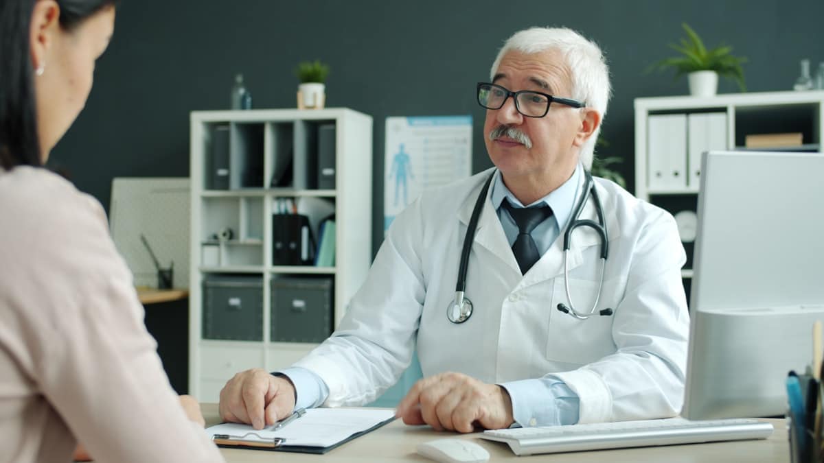 Médico especialista em consulta particular com paciente no consultório